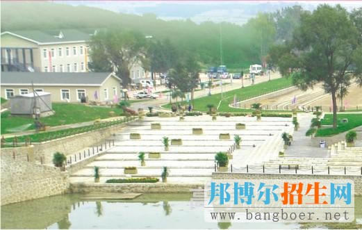 遼寧何氏醫(yī)學院校園一角4405