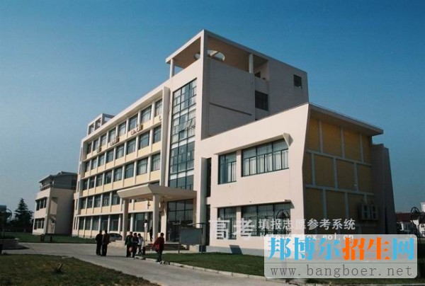 上海新僑職業(yè)技術(shù)學(xué)院校園一角1019