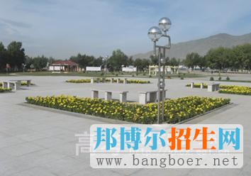 內蒙古經貿外語職業(yè)學院校園一角3387