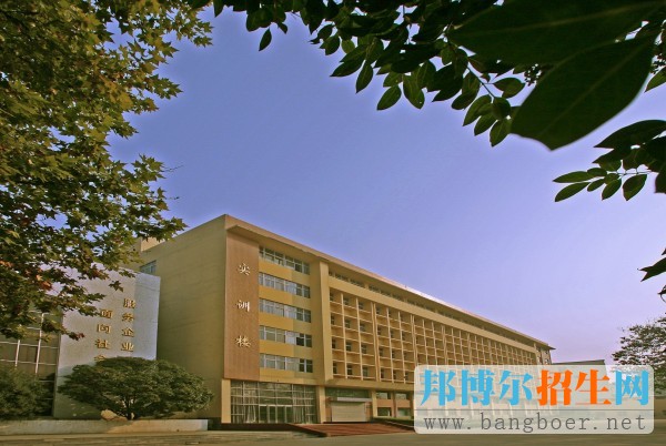 平頂山工業(yè)職業(yè)技術(shù)學院校園一角10354