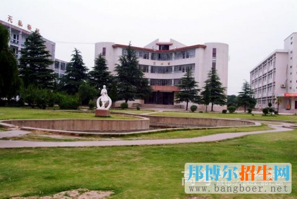 淮南職業(yè)技術(shù)學院校園一角4849