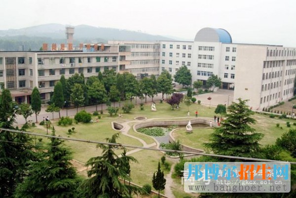 淮南職業(yè)技術(shù)學院校園一角4855