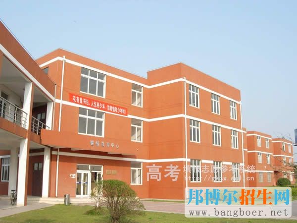 上海興韋信息技術(shù)職業(yè)學(xué)院校園一角1157