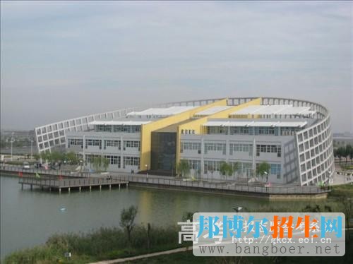 天津大學(xué)仁愛(ài)學(xué)院校園一角985