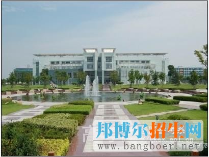 上海工會管理職業(yè)學(xué)院校園一角1086