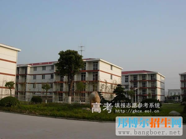 上海興韋信息技術(shù)職業(yè)學院校園一角1165