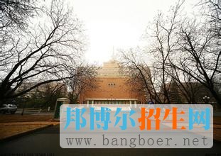 學(xué)校學(xué)科實(shí)力雄厚，辦學(xué)條件優(yōu)良，在廣播影視藝術(shù)人才培養(yǎng)方面具有獨(dú)特的優(yōu)勢。學(xué)校位于北京市城東古運(yùn)河畔，校園占地708畝，校舍總面積46萬平方米。學(xué)校被譽(yù)為中國廣播影視傳播人才的搖籃。50年來，為全國廣播影視系統(tǒng)及信息傳播業(yè)培養(yǎng)輸送畢業(yè)生近6萬人，培訓(xùn)在職人員34萬余人次。