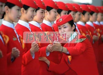初中畢業(yè)學高鐵乘務(wù)怎樣