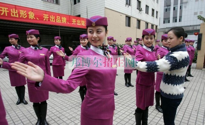 初中畢業(yè)學高鐵乘務(wù)怎樣