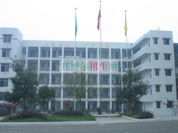 南充信息工程職業(yè)學(xué)校2016年報名條件、招生對象