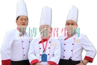 高中生讀廚師好嗎  學什么好就業(yè)，學什么有前途?現(xiàn)如今，學什么好就業(yè)，針對廣大青少年朋友來說，選擇一門好技術(shù)即是走向成功、改變命運的好機會。然而，現(xiàn)在社會上職業(yè)學校五花八門，到底該選擇學什么技術(shù)最有前途呢?那么小編告訴同學們，技能學廚師，百萬年薪不是夢!  下面就跟著小編來了解一下廚師專業(yè)吧。  廚師成就夢想  目前，社會上不斷出現(xiàn)餐飲企業(yè)以百萬年薪來聘請行政總廚的現(xiàn)象，五年前，這還能被稱作新聞，現(xiàn)如今，這已經(jīng)是一種趨勢。有餐飲企業(yè)的老板們表示給廚藝好、有市場意識的廚師發(fā)高額薪水，發(fā)的心甘情愿。 俗話說：“一技在手 勝握千金”。當今社會，好就業(yè)，學技術(shù)才是王道;而學技術(shù)，廚師前途一直被看好。廚師是目前社會具備良好發(fā)展?jié)摿Φ男袠I(yè)之一，中國烹飪協(xié)會發(fā)布的《2011年度餐飲業(yè)發(fā)展報告》顯示，我國餐飲業(yè)已經(jīng)連續(xù)19年以兩位數(shù)的速度增長;餐飲業(yè)人員遠遠不能滿足高速發(fā)展的現(xiàn)代餐飲對人才的需求，優(yōu)秀餐飲人才的稀缺正成為制約中餐發(fā)展和提升的重要因素。  學廚師有前途嗎?  當然有!據(jù)報告顯示，目前社會對廚師有大批量需求。學習專業(yè)的烹飪技術(shù)，走上社會，就是用人單位爭搶的技能型人才，發(fā)展前途不可限量。  學廚師，必須具有扎實的技術(shù)，有可依賴的烹飪能力才會更加有競爭實力。江西新東方烹飪學校，是一所具有24年辦學歷史的老牌專業(yè)烹飪院校，雄厚的辦學實力和鮮明的辦學特色受社會各級的廣泛好評。辦學24年來始終以“匯集天下名菜，培養(yǎng)廚師精英”為己任，共為社會培養(yǎng)高素質(zhì)烹飪?nèi)瞬艧o數(shù)名。近年來，學校辦學規(guī)模、辦學層次和辦學水平不斷提高，在專業(yè)建設(shè)、師資隊伍建設(shè)、教學、教研等方面取得了長足進步，在創(chuàng)建高水平烹飪專業(yè)院校的征途中實現(xiàn)了跨越式發(fā)展，在國內(nèi)外具有較高的知名度和美譽度。尤其是學王牌專業(yè)——金典大廚專業(yè)的畢業(yè)生，更是被各大星級酒店、賓館提前“搶購”，他們都是未來的廚師長、行政總廚，他們年薪百萬指日可待。  小結(jié)  現(xiàn)在這個社會，學門技術(shù)是不錯的。 但是選擇的時候要謹慎一些，畢竟很多行業(yè)還是不適合的， 學技術(shù)看中的是能不能找到工作，或者以后的出路咋樣，就發(fā)展來說，廚師這一行不錯，一個存在了幾千年的職業(yè)，從來沒有失業(yè)。