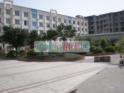 峨眉山市旅游學(xué)校招生辦聯(lián)系電話(huà)