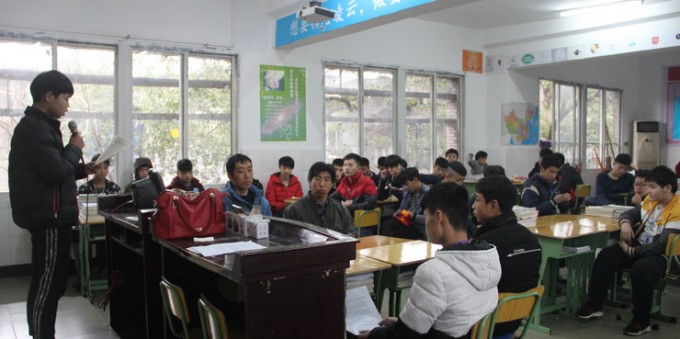 瀘州市工業(yè)技工學(xué)校心懷感恩，讓愛和溫暖充滿校園