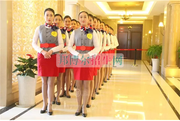 成都航空旅游職業(yè)學(xué)校開啟新學(xué)期首場招聘，場面火爆美女如云