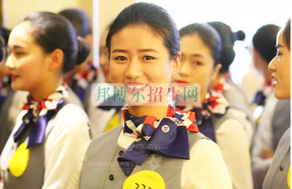 成都航空旅游職業(yè)學(xué)校開啟新學(xué)期首場招聘，場面火爆美女如云