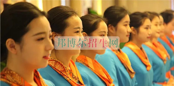 成都航空旅游職業(yè)學(xué)校開啟新學(xué)期首場招聘，場面火爆美女如云