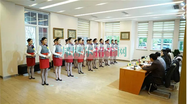 成都航空旅游職業(yè)學(xué)校開啟新學(xué)期首場招聘，場面火爆美女如云