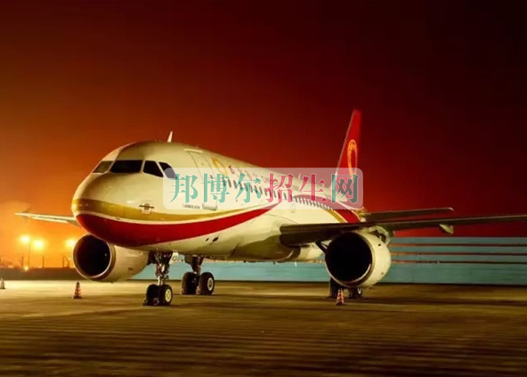 成都航空旅游職業(yè)學(xué)校開啟新學(xué)期首場招聘，場面火爆美女如云