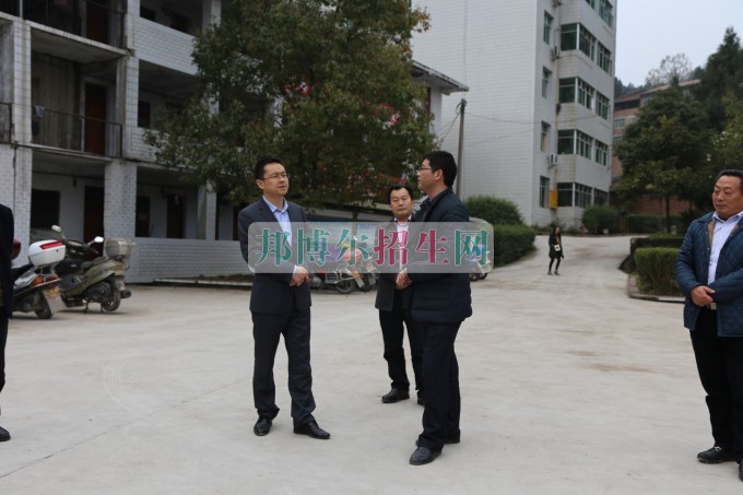 縣教科體局黨委書記、局長馮遼平深入平昌縣西興職業(yè)中學(xué)調(diào)研
