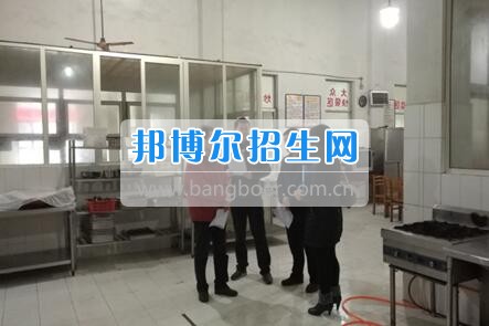 四川省檔案學(xué)校開(kāi)展新學(xué)期食堂安全大檢查