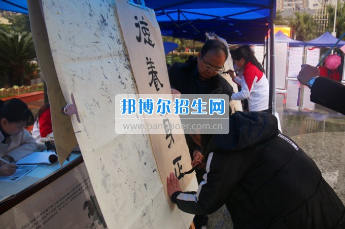 南充師范學(xué)?；ㄩ_(kāi)滿(mǎn)堂盛世春——南充師范歡慶“三八”節(jié)