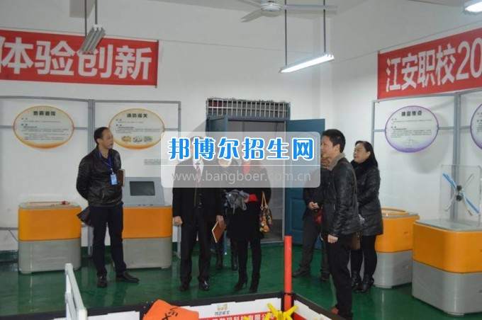 縣科協(xié)領(lǐng)導到四川省江安縣職業(yè)技術(shù)學?？赐麢C器人大賽師生