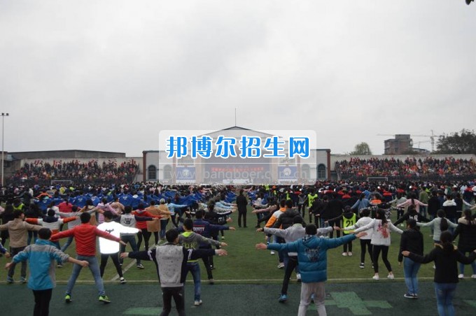 四川省江安縣職業(yè)技術(shù)學(xué)校家長會實(shí)現(xiàn)“家校同心，師生同行”