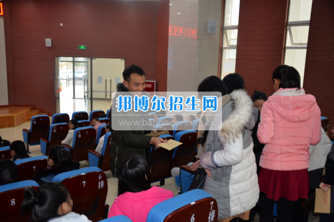 川南幼兒師范高等?？茖W(xué)校開展為困難學(xué)生送溫暖活動(dòng)