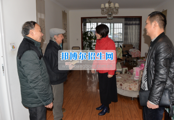 川南幼兒師范高等?？茖W校領導帶隊慰問生活困難教職工、老黨員和老干部