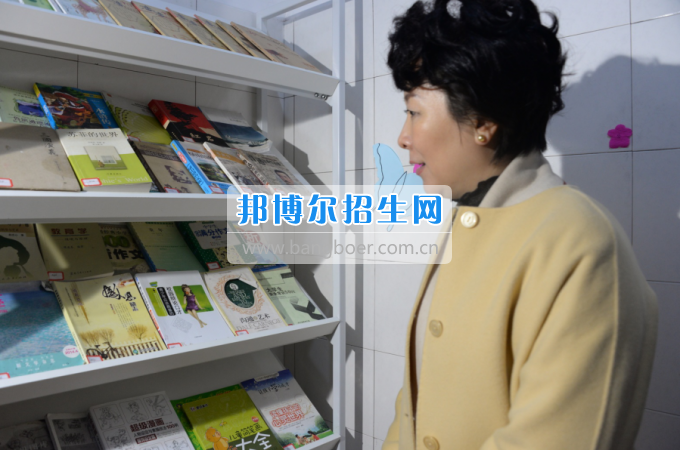 市委常委、宣傳部長潘梅到川南幼兒師范高等專科學(xué)校調(diào)研思想政治工作