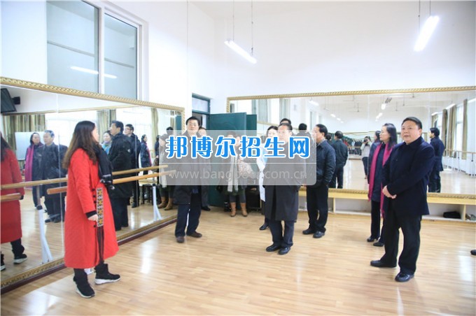 四川音樂學(xué)院黨委書記、院長林戈爾教授一行到川北幼兒師范高等專科學(xué)?？疾? width=