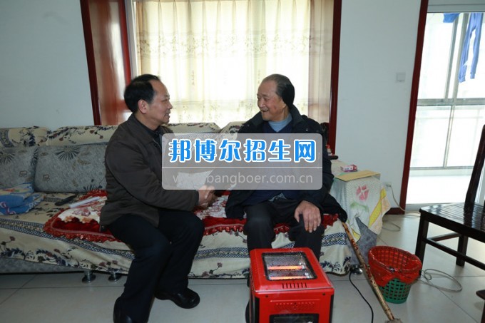 川北幼兒師范高等?？茖W(xué)校黨委書記張斌走訪慰問學(xué)校離退休老同志