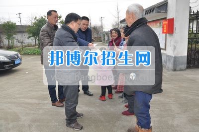 四川省什邡市職業(yè)中專學(xué)校黨總支慰問師古鎮(zhèn)洛陽(yáng)村特困戶