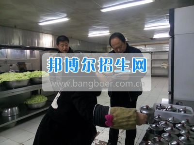 市食藥局、教育局領(lǐng)導(dǎo)到四川省什邡市職業(yè)中專學(xué)校食堂檢查開學(xué)工作