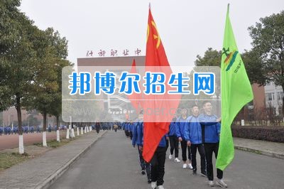 四川省什邡市職業(yè)中專學(xué)校拉練路上，我們擼起袖子邁步向前