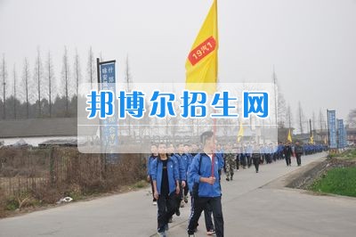 四川省什邡市職業(yè)中專學(xué)校拉練路上，我們擼起袖子邁步向前