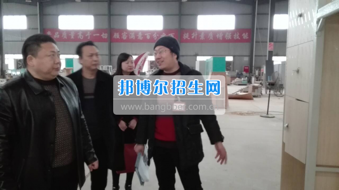 川北幼兒師范高等?？茖W(xué)校張廷鑫校長(zhǎng)帶隊(duì)考察學(xué)生公寓設(shè)備