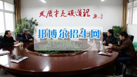 市教育局副局長郭成鋼到自貢職業(yè)技術學?？赐繂柪щy教職工