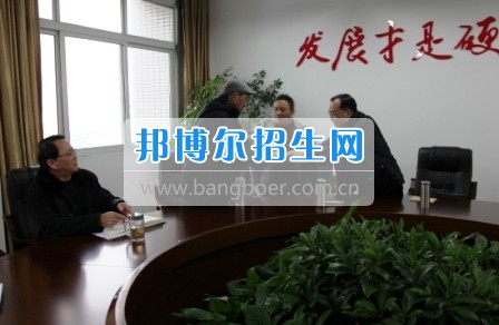 市教育局副局長郭成鋼到自貢職業(yè)技術學校看望慰問困難教職工