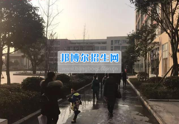成都石化工業(yè)學(xué)校集體見(jiàn)證整合成效，凝心聚力攜手奮進(jìn)