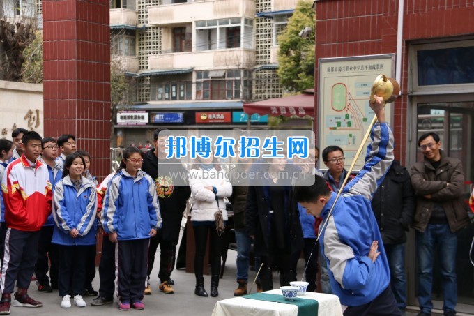 成都市蜀興職業(yè)中學(xué)與區(qū)域內(nèi)初中學(xué)校進(jìn)行“延伸教育”活動(dòng)