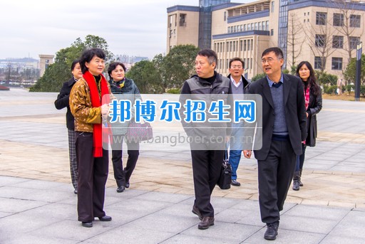 興義民族師范學(xué)院劉照惠校長(zhǎng)率隊(duì)到省屬高?？疾旌笄诠芾砉ぷ? width=