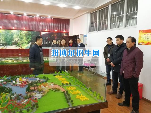 區(qū)教育局紀檢組長熊雪梅到成都市禮儀職業(yè)中學檢查指導開學工作
