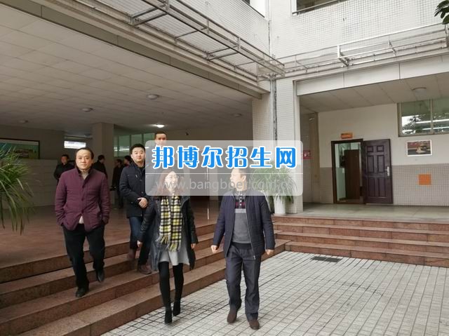 區(qū)教育局紀檢組長熊雪梅到成都市禮儀職業(yè)中學檢查指導開學工作