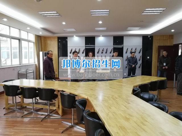 區(qū)教育局紀檢組長熊雪梅到成都市禮儀職業(yè)中學檢查指導開學工作