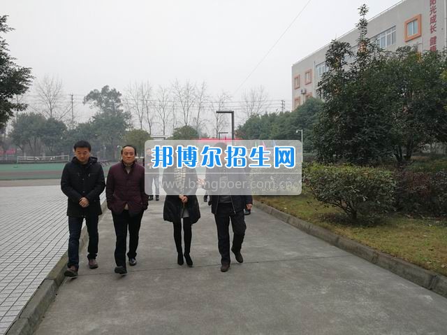 區(qū)教育局紀檢組長熊雪梅到成都市禮儀職業(yè)中學檢查指導開學工作