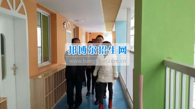 南充師范學(xué)校蔡禮儒校長赴高坪、嘉陵參加實習(xí)就業(yè)基地掛牌并看望實習(xí)生