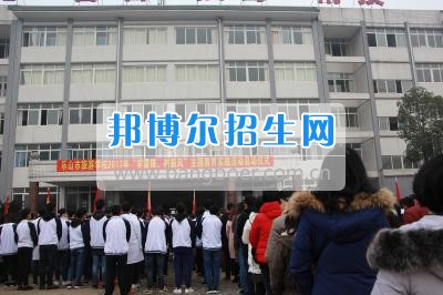 樂山市旅游學(xué)校開展三月春風(fēng)拂樂旅 雷鋒精神暖人心