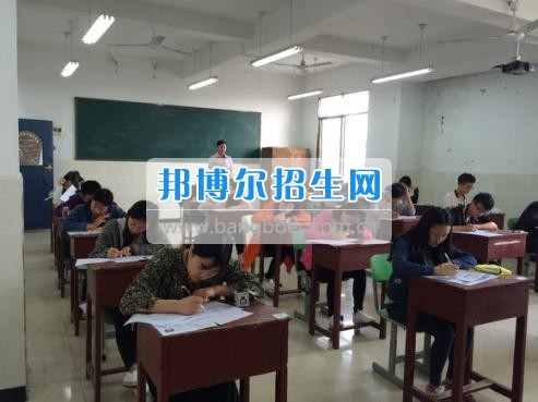 四川三河職業(yè)學(xué)院五年制轉(zhuǎn)錄考試工作圓滿結(jié)束  4月6日-7日，根據(jù)《四川三河職業(yè)學(xué)院2017年五年制轉(zhuǎn)錄考核方案》要求，2017年五年制轉(zhuǎn)錄考試在聯(lián)辦學(xué)校合江少岷職業(yè)技術(shù)學(xué)校張灣校區(qū)舉行，考試由教務(wù)處丁小林副處長組織，少岷職校有關(guān)領(lǐng)導(dǎo)共同配合開展，考試組織嚴(yán)密、紀(jì)律正常、圓滿完成了2017年五年制轉(zhuǎn)錄考試工作。