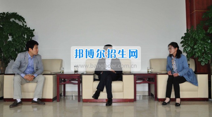 韓國(guó)國(guó)立江原大學(xué)國(guó)際交流處 金炯男課長(zhǎng)一行來(lái)訪(fǎng)四川汽車(chē)職業(yè)技術(shù)學(xué)院  017年4月26日上午，韓國(guó)國(guó)立江原大學(xué)國(guó)際交流處金炯男課長(zhǎng)、協(xié)力官尹海玉老師一行來(lái)訪(fǎng)我校。學(xué)院董事長(zhǎng)、院長(zhǎng)鄧斌在學(xué)院會(huì)議室親切會(huì)見(jiàn)了金炯男課長(zhǎng)一行。   鄧斌院長(zhǎng)對(duì)他們的到來(lái)表示熱烈的歡迎。他講到，兩校之間的友誼年輕而充滿(mǎn)活力，有良好的合作基礎(chǔ)。希望今后兩校進(jìn)一步加強(qiáng)學(xué)生、教師間的互訪(fǎng)與交流，圍繞共同感興趣的課題召開(kāi)學(xué)術(shù)會(huì)議，共促學(xué)術(shù)研究與交流，共同培養(yǎng)高水平人才。   金炯男科長(zhǎng)對(duì)學(xué)校熱情周到的接待表示感謝!他談到，四川汽車(chē)職業(yè)技術(shù)學(xué)院到江源大學(xué)就讀的同學(xué)成績(jī)優(yōu)異、表現(xiàn)突出，并希望通過(guò)這次會(huì)見(jiàn)，進(jìn)一步增進(jìn)兩校友誼、加強(qiáng)合作，為學(xué)生的成長(zhǎng)發(fā)展提供更好的平臺(tái)。學(xué)院國(guó)際交流部部長(zhǎng)徐小龍、院辦主任李國(guó)玲陪同會(huì)見(jiàn)。   當(dāng)日下午，在學(xué)院學(xué)術(shù)報(bào)告廳舉行了韓國(guó)國(guó)立江原大學(xué)留學(xué)推介說(shuō)明會(huì)，500余師生參加。